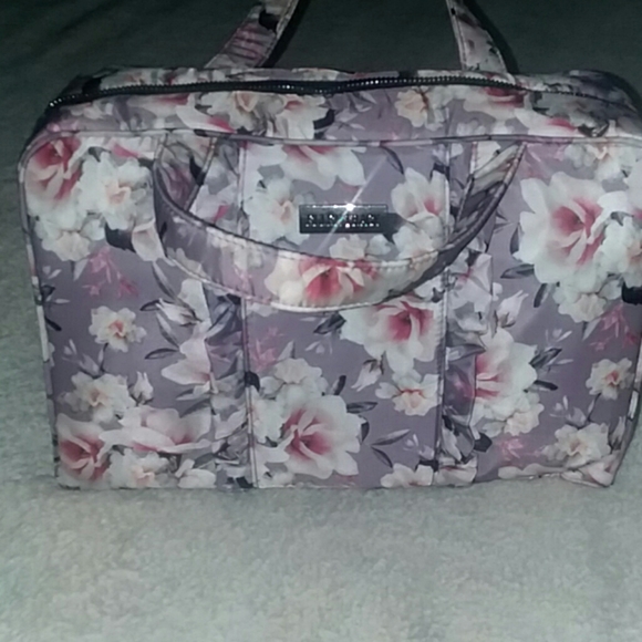 Ellen Tracy Handbags - New Ellen Tracy makeup bag!!❤💅💄💄